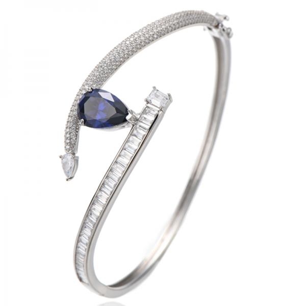 Bracciale in argento rodiato con zircone cubico bianco taglio smeraldo e rubino a forma di pera 
