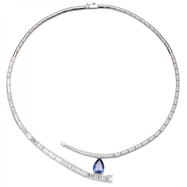Collana in argento rodiato con rubino, corindone e zircone cubico bianco taglio smeraldo a forma di pera 