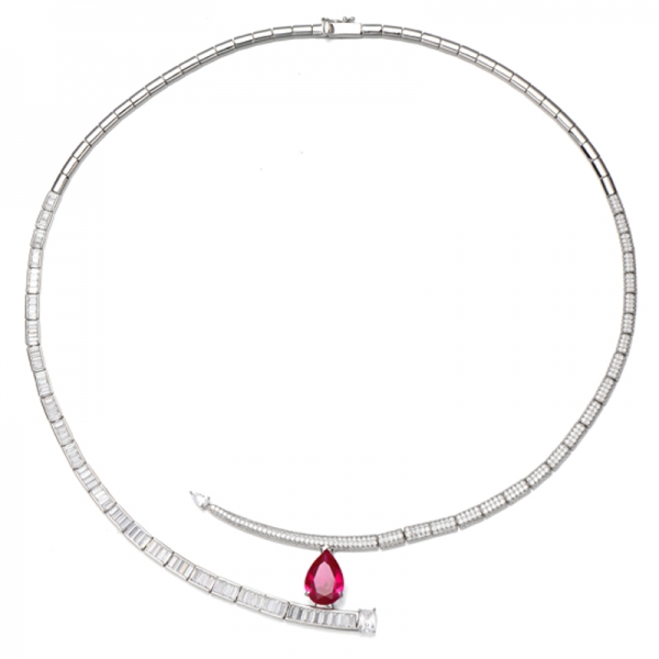 Collana in argento rodiato con rubino, corindone e zircone cubico bianco taglio smeraldo a forma di pera 