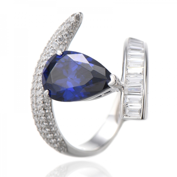 Anello in argento rodiato con zircone cubico bianco baguette e rubino a forma di pera 