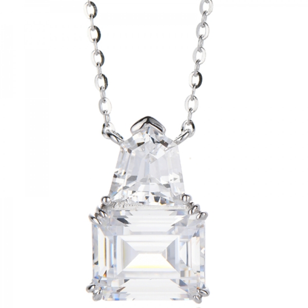 Collana in argento rodiato con zirconi cubici bianchi a forma di scudo e taglio smeraldo 