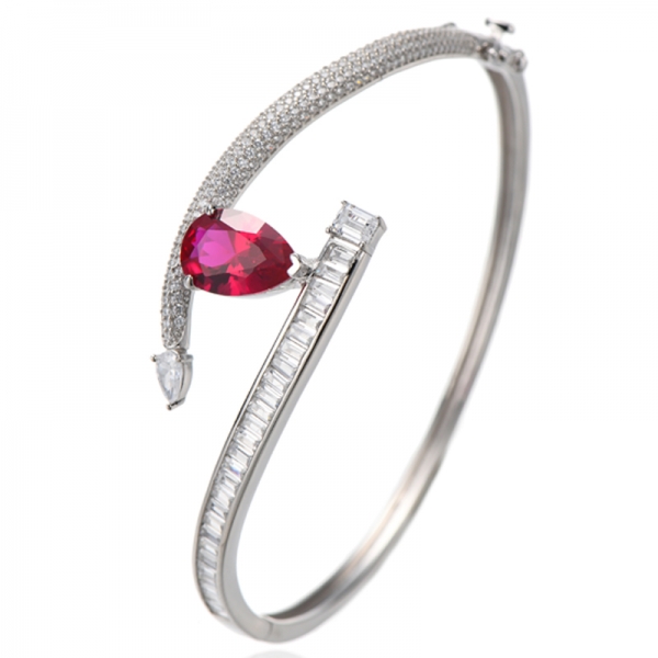Bracciale in argento rodiato con zircone cubico bianco taglio smeraldo e rubino a forma di pera 
