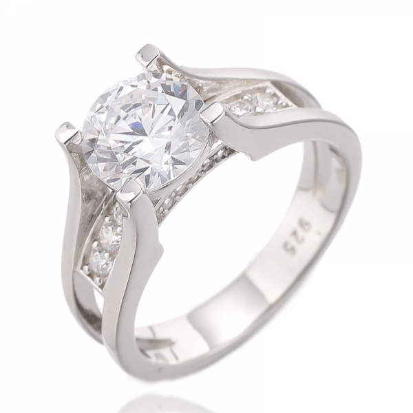 Anello in argento rodiato con corindone blu rotondo e zircone cubico bianco 
