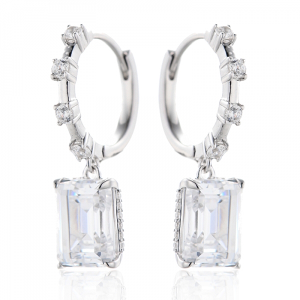 Orecchino in argento rodiato con zircone cubico bianco rotondo e taglio smeraldo 