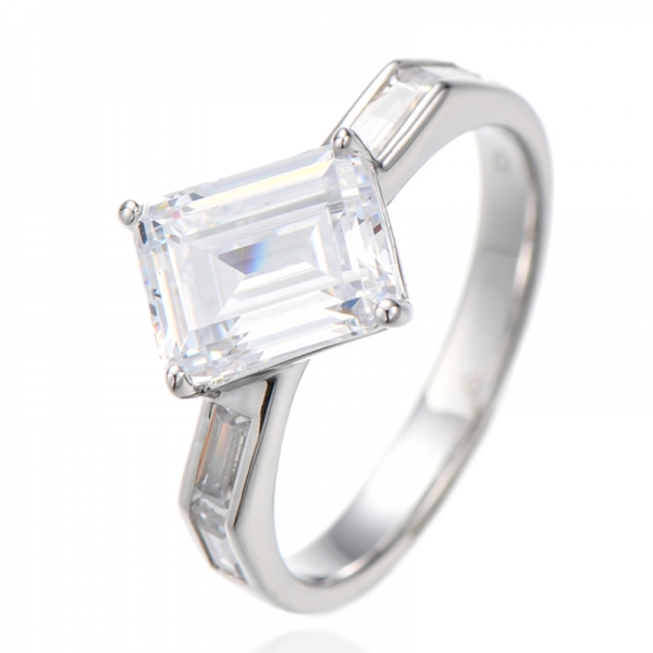 Anello in argento rodiato con zirconi cubici bianchi taglio smeraldo e baguette 