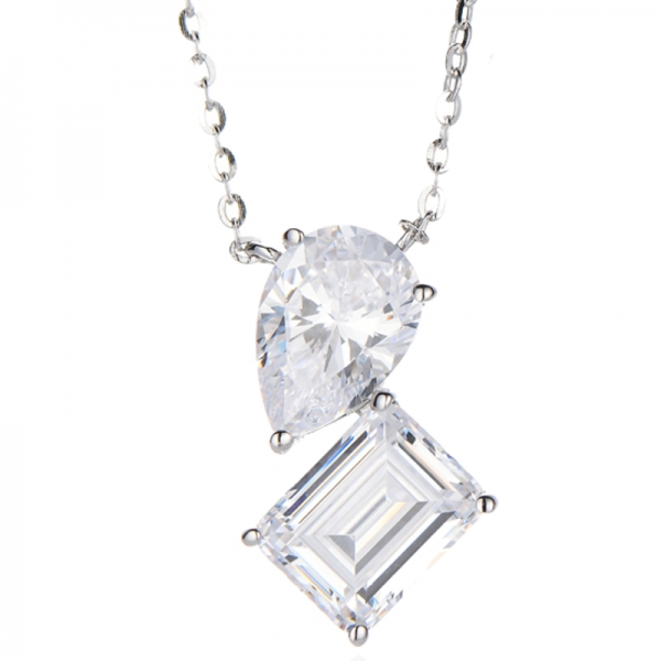 Collana in argento rodiato con zirconi cubici bianchi a forma di pera e taglio smeraldo 