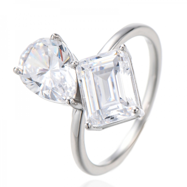 Anello in argento rodiato con zirconi cubici bianchi a forma di pera e taglio smeraldo 