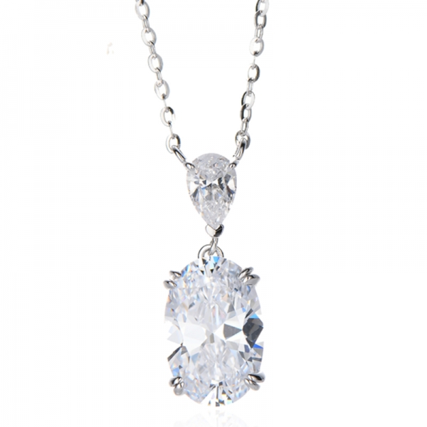 Collana in argento rodiato con zirconi cubici e diamanti di forma ovale e a forma di pera 