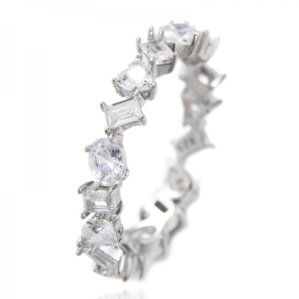 Anello dell'eternità in argento rodiato con zirconi cubici bianchi a forma di cuore e baguette 