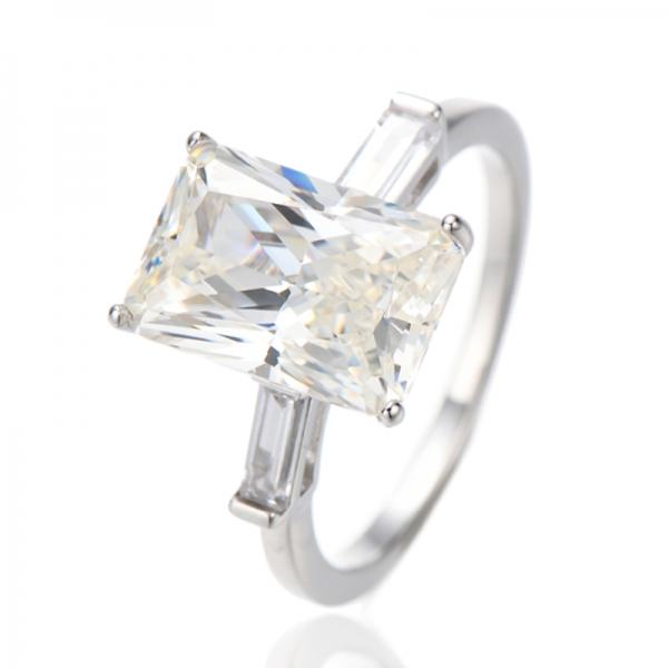 Anello in argento rodiato con zirconi cubici bianchi e taglio baguette e diamanti ottagonali 
