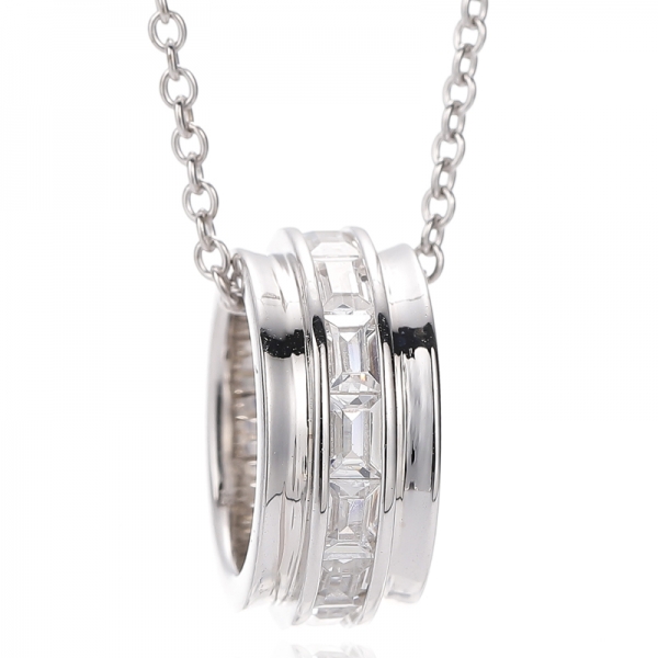 Ciondolo in argento rodiato con zirconi cubici arcobaleno a forma di baguette 