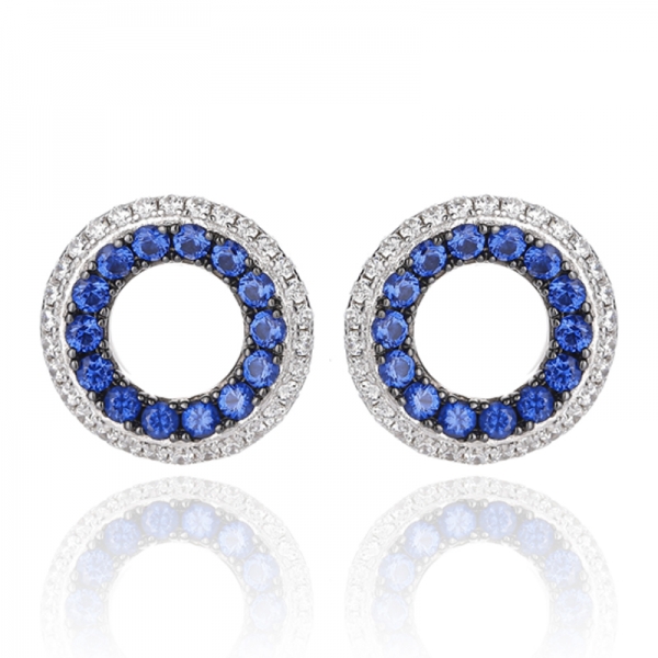 Orecchino rotondo in argento rodiato con zirconi cubici bianchi e arcobaleno 