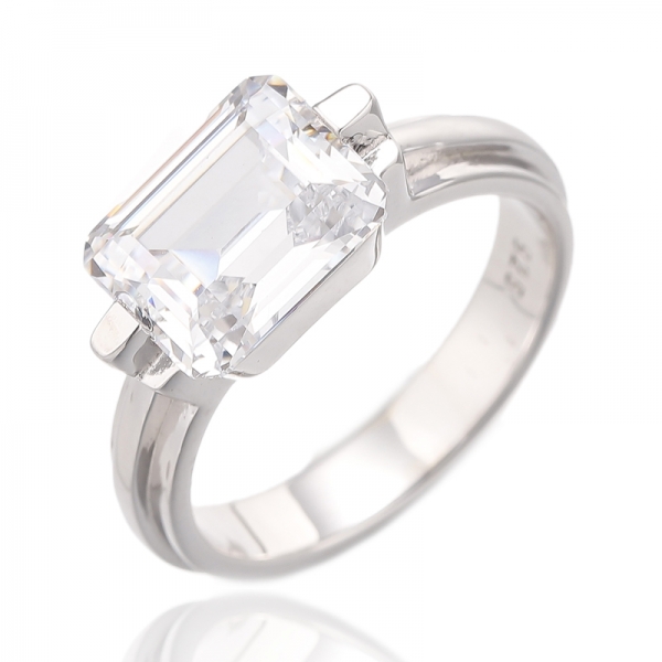 Anello in argento rodiato con zircone cubico grigio taglio smeraldo 